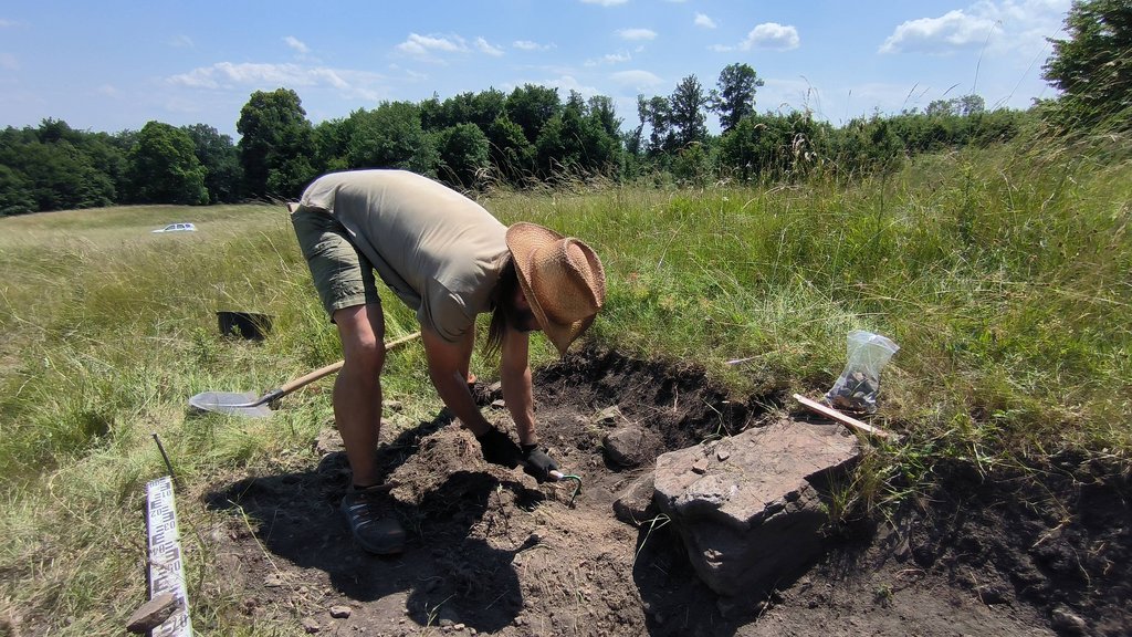 Archeologický výskum výnimočnej nálezovej situácie v Štiavnických vrchoch, na sídlisku umiestnenom na zosuve pôdy, ktorý pochoval staršie praveké polia, Foto: Monika Fratričová