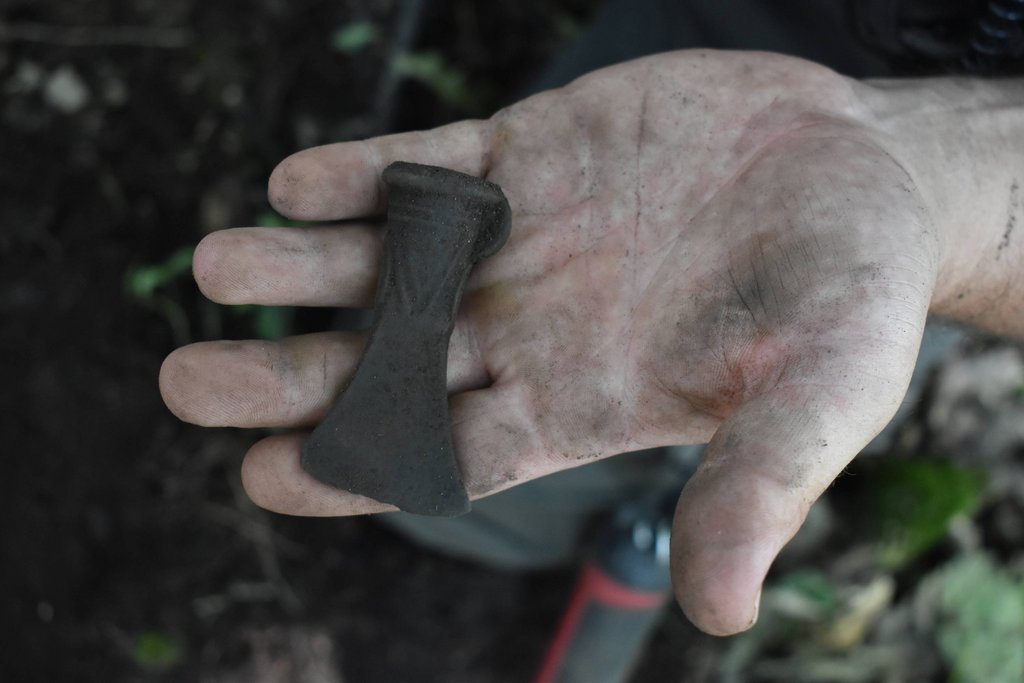 Archeologické nálezy získané počas prieskumov sú dôležitým prameňom pre určenie doby využívania lokality. Na obrázku drobná bronzová sekera z neskorej bronzovej doby, Foto: P. Kmeťová