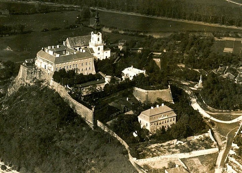 01 - Nitriansky hrad s areálom Veľprepoštského paláca (vpravo dole) na leteckom zábere z 20. rokov 20. storočia, zdroj: archív KPÚ Nitra