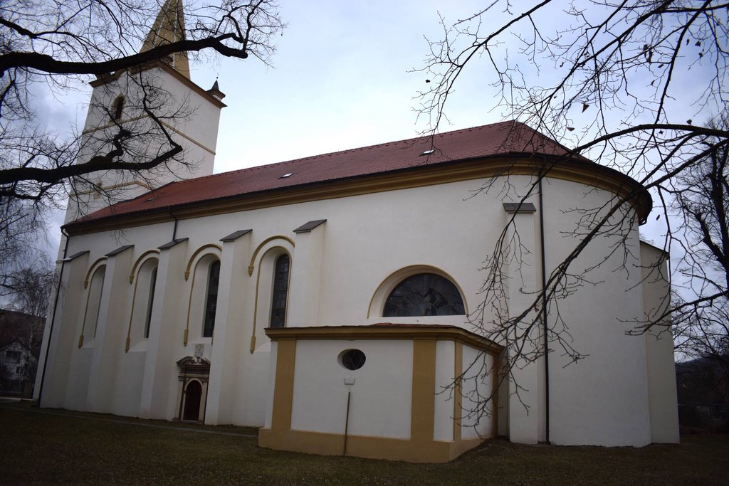 Kostol nanebovzatia Panny Márie v Sobotišti z juhovýchodnej strany  Zdroj: KPÚ Trnava, foto. I. Babiková