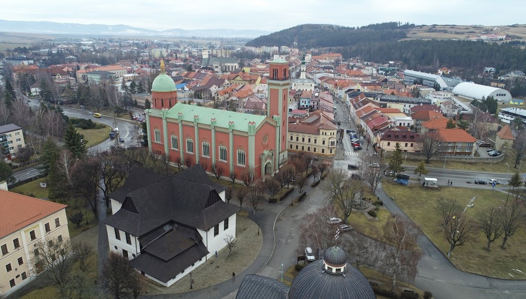 02 – Kežmarok – sakrálne pamiatky, v pozadí územie mestskej pamiatkovej rezervácie. Foto: Pamiatkový úrad SR, projekt Digitálny pamiatkový fond 