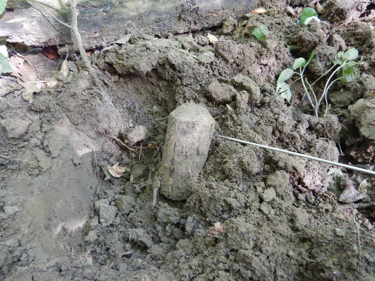 Nález betónovej míny kovovou tyčou, zdroj KPÚ Trnava, foto M. Sládok