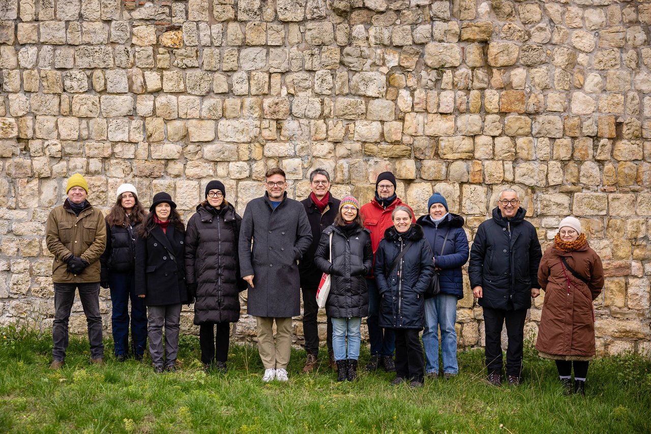 Spoločná fotografia pred zachovaným rímskym múrom pevnosti v Capidave, zdroj: Institutul Național al Patrimoniului Spoločná fotografia pred zachovaným rímskym múrom pevnosti v Capidave, zdroj: Institutul Național al Patrimoniului