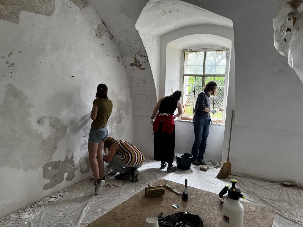 Študenti pri oprave omietky počas workshopu, Zdroj: KPÚ Nitra (Foto: P. Sater)