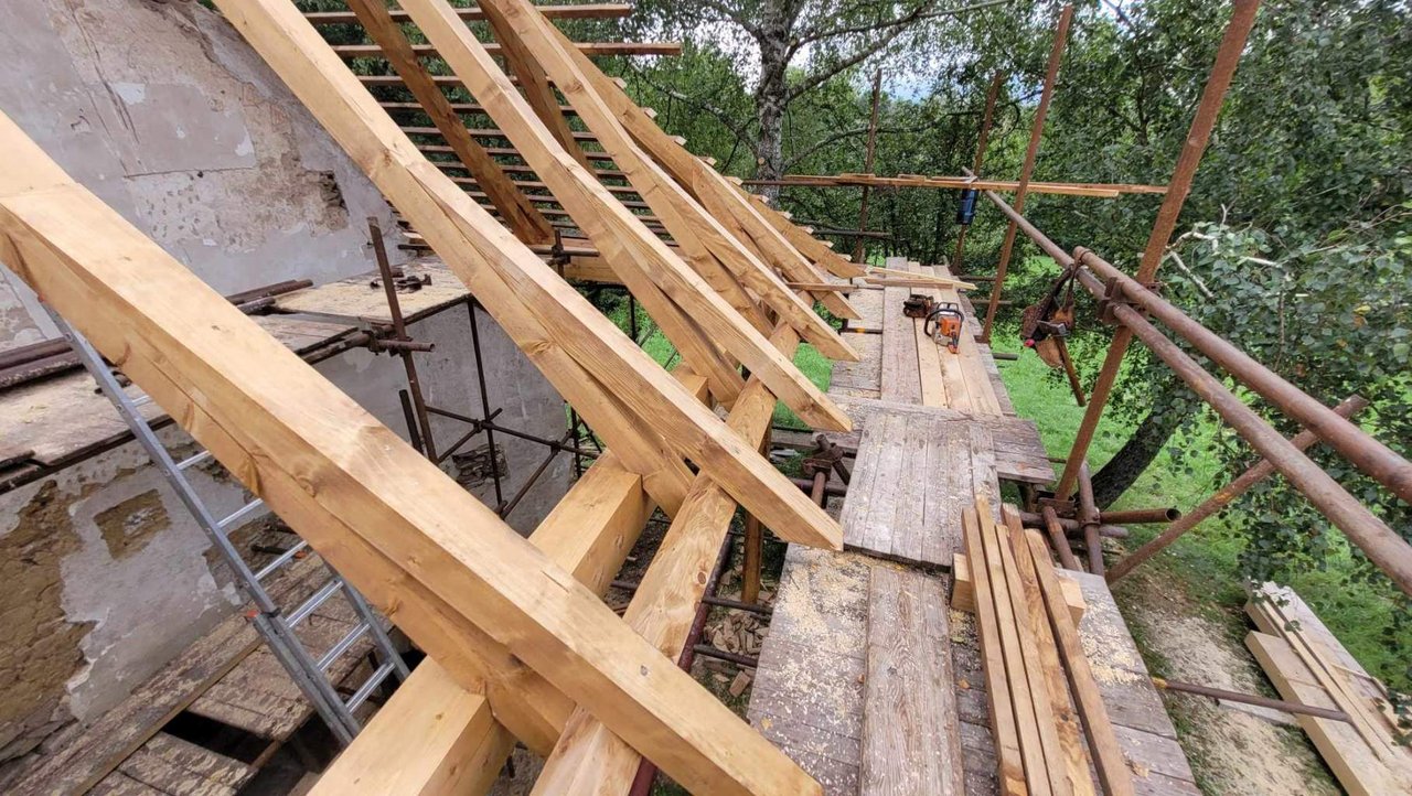 Rakovnica, Kostol sv. Márie Magdalény, detail riešenia námätkov strešnej konštrukcie predsiene. Foto: K. Ďurian, 2023 Rakovnica, Kostol sv. Márie Magdalény, detail riešenia námätkov strešnej konštrukcie predsiene. Foto: K. Ďurian, 2023