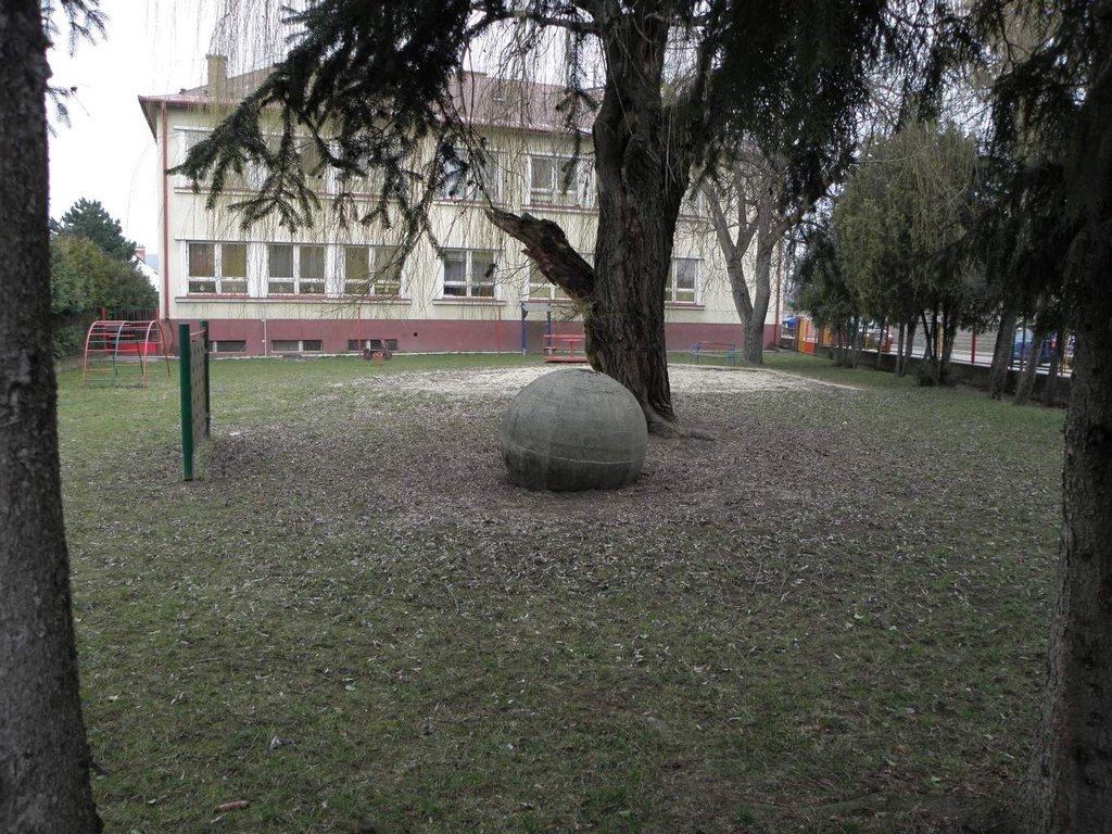 Kugelstand v Trenčíne využitý ako preliezka na ihrisku, aktuálne premiestnený na neznáme miesto. Foto M. Sládok.