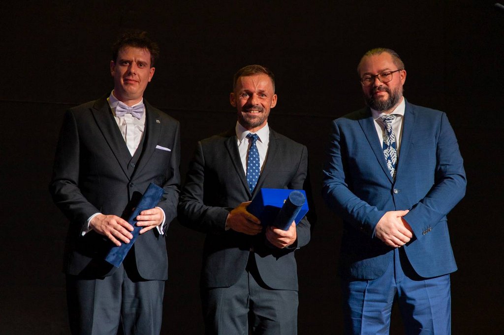 Erik Hrnčiarik (druhý zľava), Tomáš Kolon (prvý zľava) a Katedra klasickej archeológie Filozofickej fakulty Trnavskej univerzity získali ocenenie za nález a archeologický výskum rímskeho vodovodu v Bratislave-Rusovciach. Cenu odovzdal generálny riaditeľ PÚ SR Mário Comisso, foto: J. Šipöcz (PÚSR)