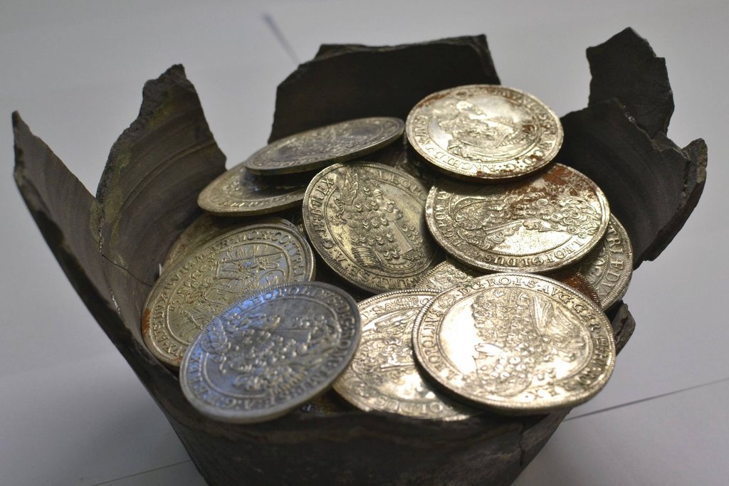 Časť pokladu v dolnej časti nádoby, zdroj: KPÚ Trnava, foto: P. Grznár Časť pokladu v dolnej časti nádoby, zdroj: KPÚ Trnava, foto: P. Grznár