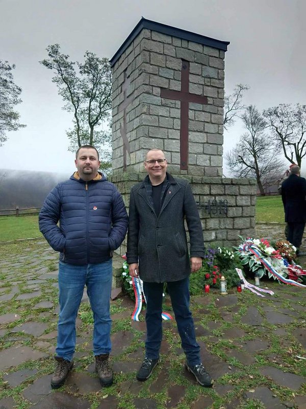 Anton Liška (KPÚ Prešov) a Martin Drobňák (KVH Beskydy) pri centrálnom pamätníku