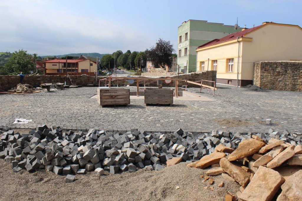 04 – obnova predbránia so zeleným domom v pozadí 2017,foto: archív KPÚ Prešov