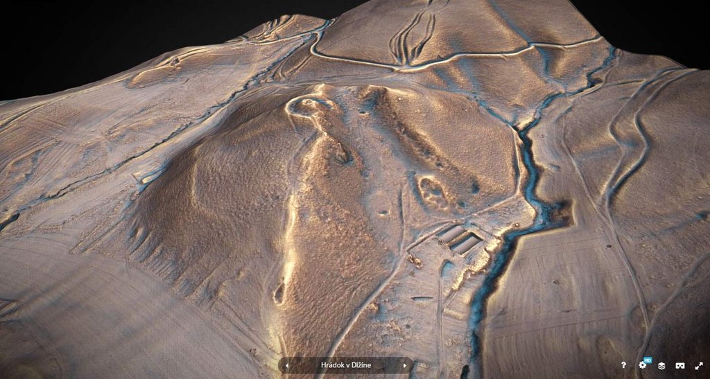 06 – Digitálny 3D model terénu hrádku v Dlžíne, okr. Prievidza. Dostupný je na adrese: https://skfb.ly/o6YUq