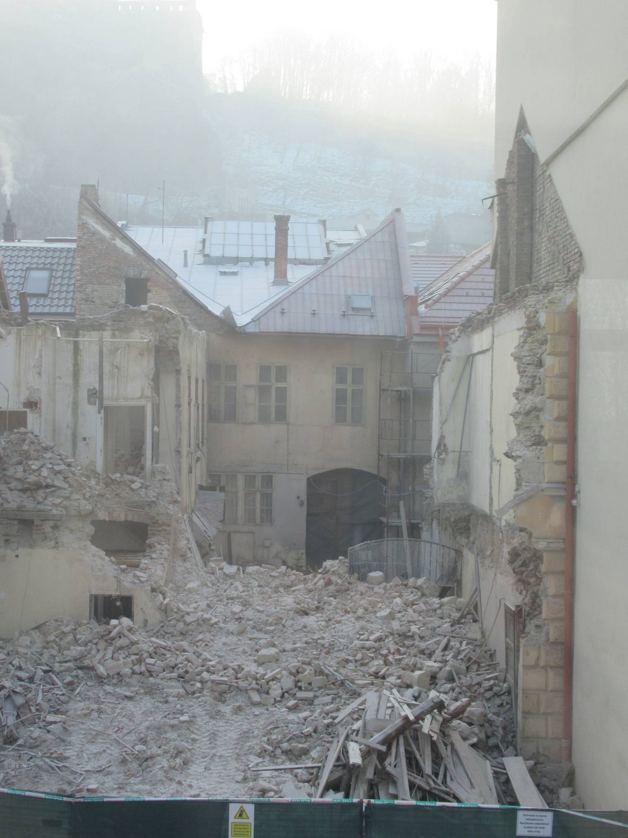 Situácia na mieste zbúranej pamiatky počas štátneho stavebného dohľadu realizovaného dňa 21.1.2026, zdroj: KPÚ Trenčín Situácia na mieste zbúranej pamiatky počas štátneho stavebného dohľadu realizovaného dňa 21.1.2026, zdroj: KPÚ Trenčín