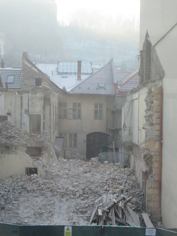 Situácia na mieste zbúranej pamiatky počas štátneho stavebného dohľadu realizovaného dňa 21.1.2026, zdroj: KPÚ Trenčín