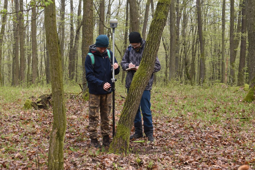 Zameriavanie miest archeologických nálezov počas archeologického prieskumu, Foto: P. Kmeťová