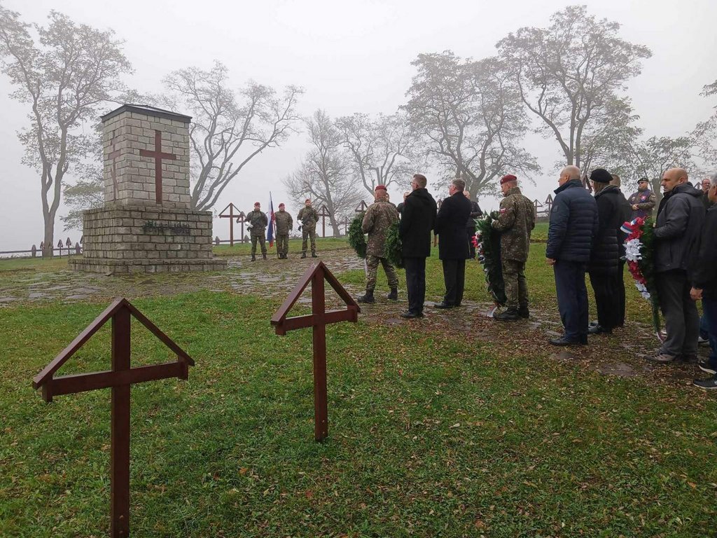 Akt kladenia vencov na vojnovom cintoríne v obci Veľkrop
