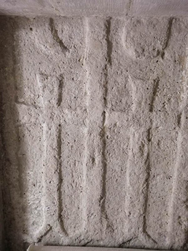 02.	Detail stredovekej náhrobnej dosky v Kaplnke Nanebovzatia Panny Márie v Spišskom Štvrtku (archív KPÚ Prešov)
