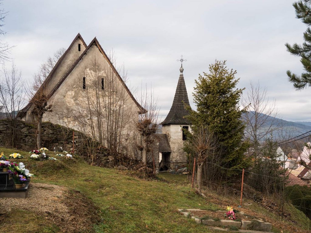 Pohľad na zvonicu so strieškou od cintorína, 2023. Zdroj: Gotická cesta