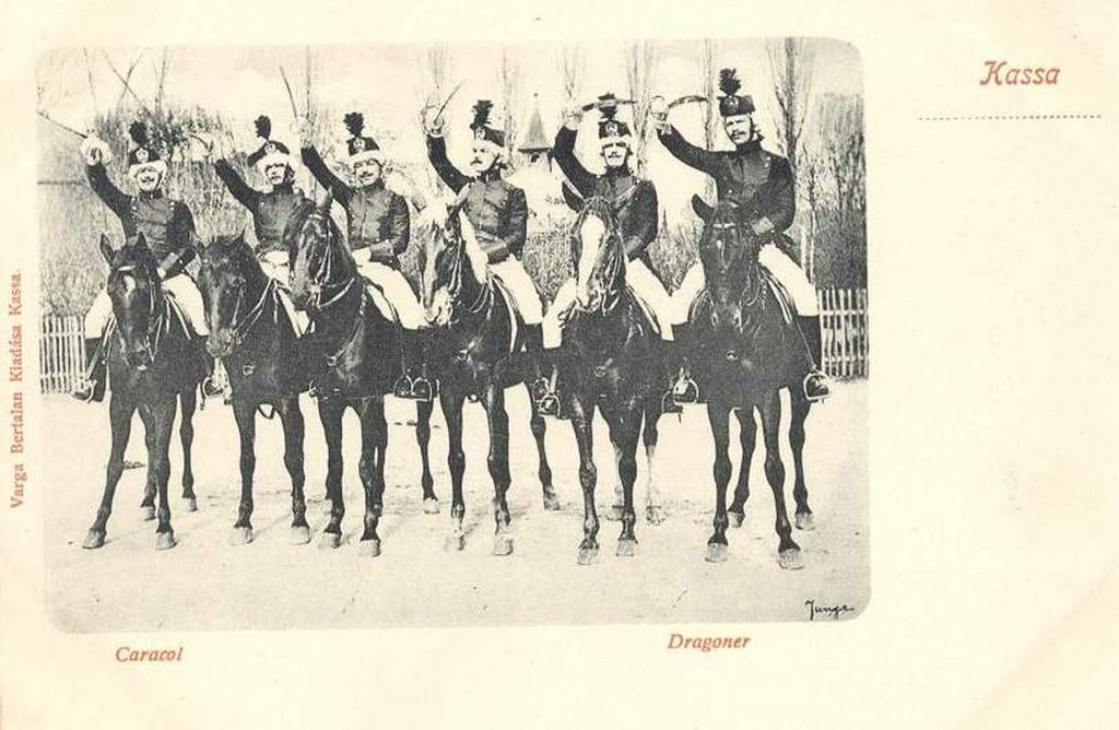 Hist. foto s jazdcami (Košice, kasárne), zdroj: dig. archív KPÚ Košice
