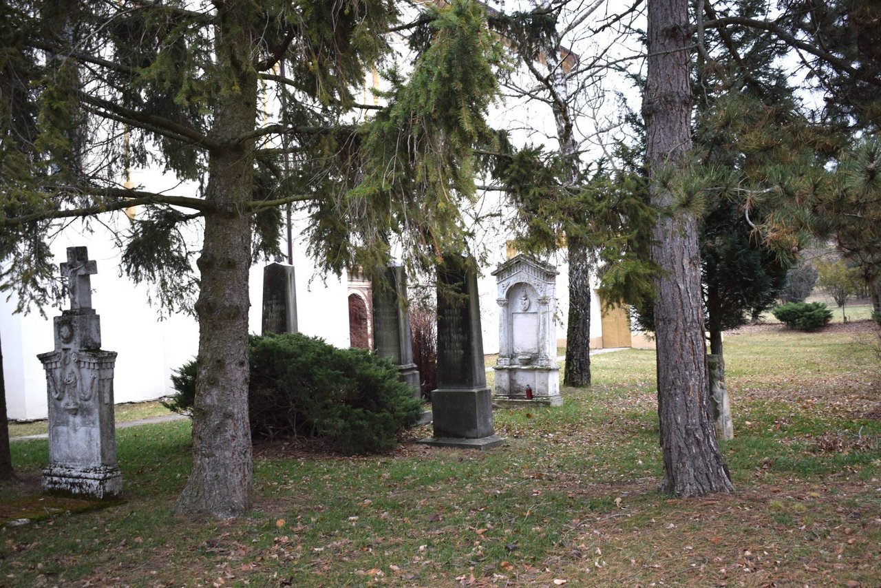 Náhrobníky na prikostolnom cintoríne v Sobotišti  Zdroj: KPÚ Trnava, foto. I. Babiková