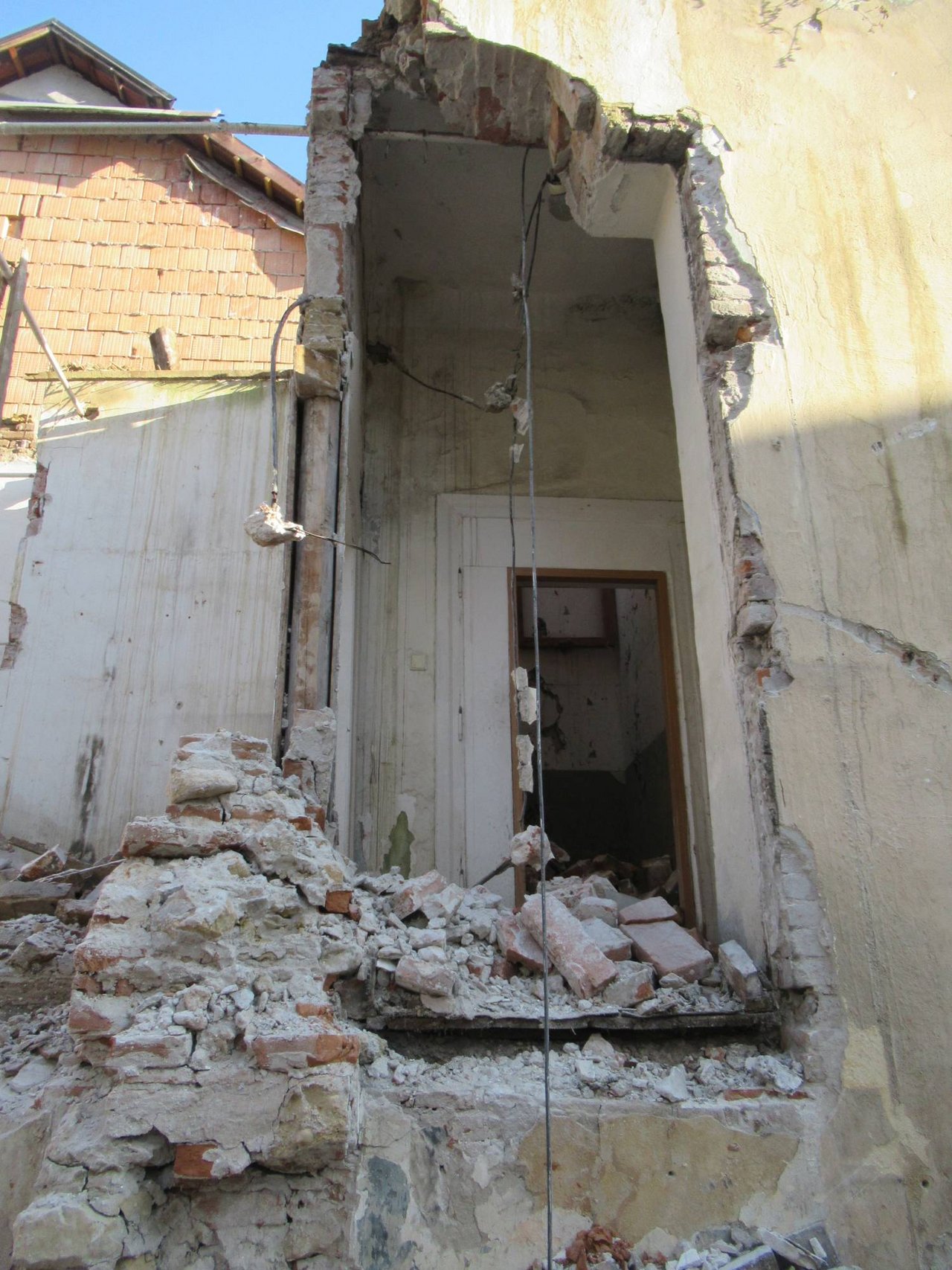 Situácia na mieste zbúranej pamiatky počas štátneho stavebného dohľadu realizovaného dňa 21.1.2026, zdroj: KPÚ Trenčín Situácia na mieste zbúranej pamiatky počas štátneho stavebného dohľadu realizovaného dňa 21.1.2026, zdroj: KPÚ Trenčín