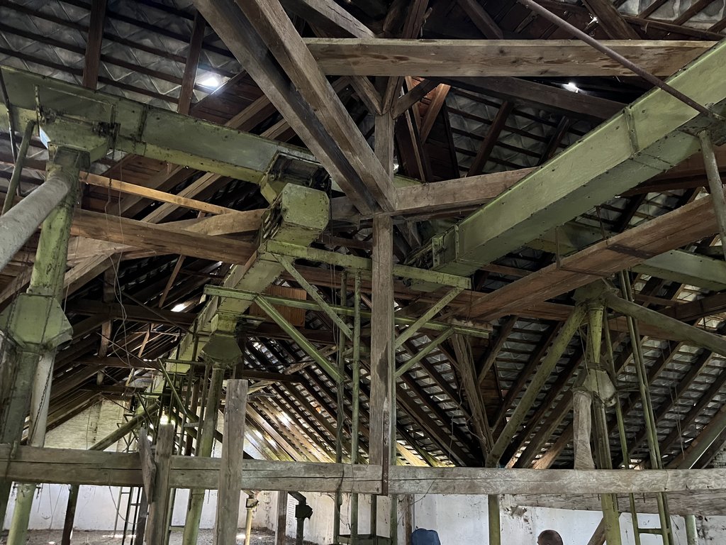Ojedinelá konštrukcia vysutého ústredného  nosníka krovu hospodárskej stavby, 2024, foto: R. Sabol