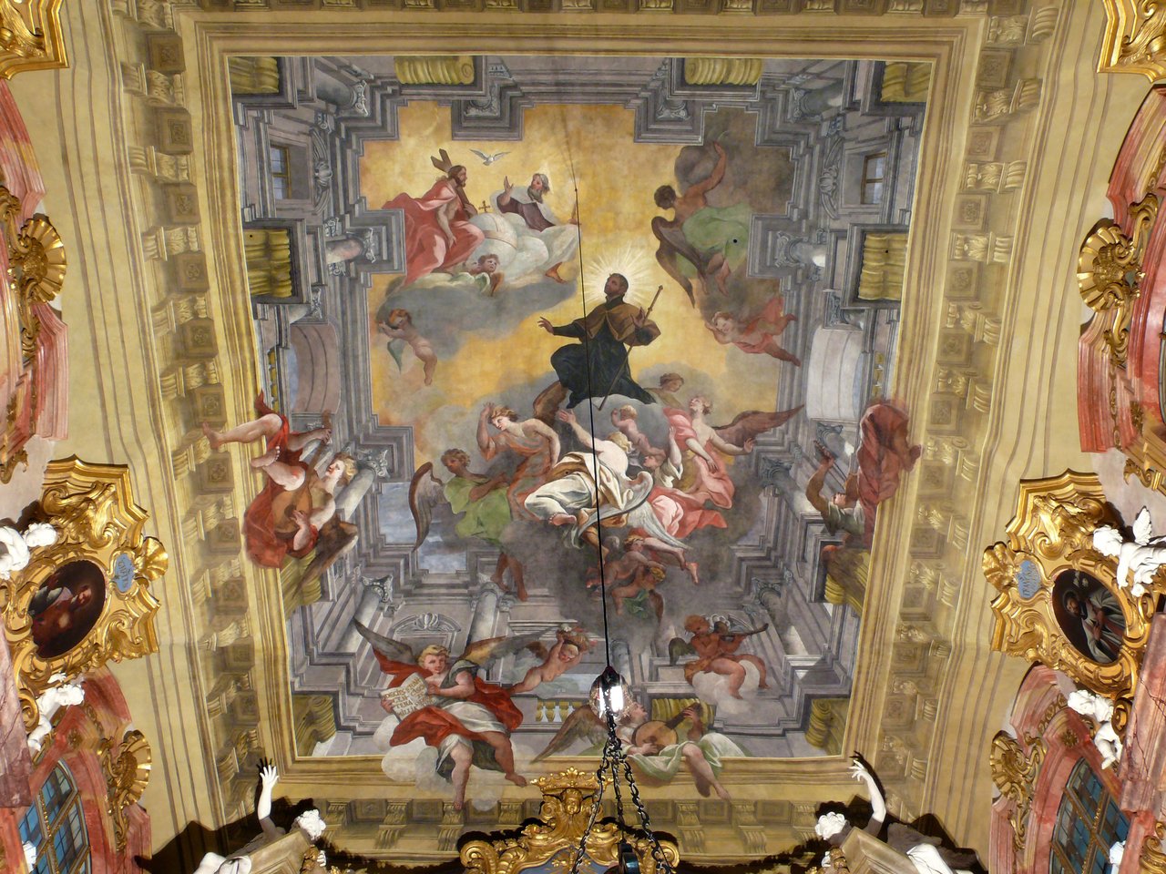 Apoteóza sv. Františka Xaverského, maľba na klenbe svätyne piaristického kostola v Trenčíne (K. Tausch, 1711 – 1713), stav po reštaurátorskej obnove (Prof. akad. mal. V. Úradníček a kol., 1996 – 2000), Foto: P. Fratrič, PÚ SR, 2009.