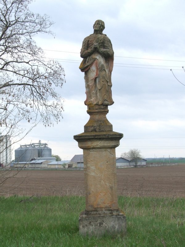Socha sv. Jána Evanjelistu s podstavcom, zdroj PÚ SR (foto: Z. Bokorová, 2025) Socha sv. Jána Evanjelistu s podstavcom, zdroj PÚ SR (foto: Z. Bokorová, 2025)