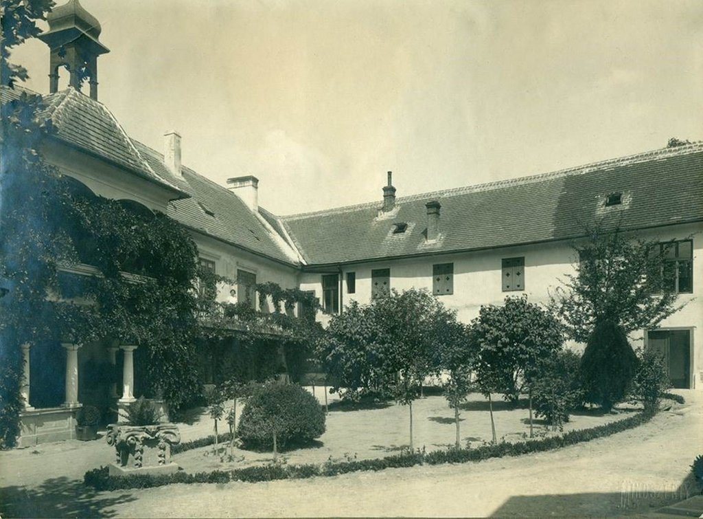 Kaštieľ v Modre - historická fotografia, foto: archív KPÚ BA