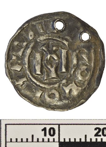 Averz denára Huga z Arlesu (Provensálskeho) a Lothara II., zdroj: KPÚ Trnava (foto: P. Grznár, úprava: M. Sládok)