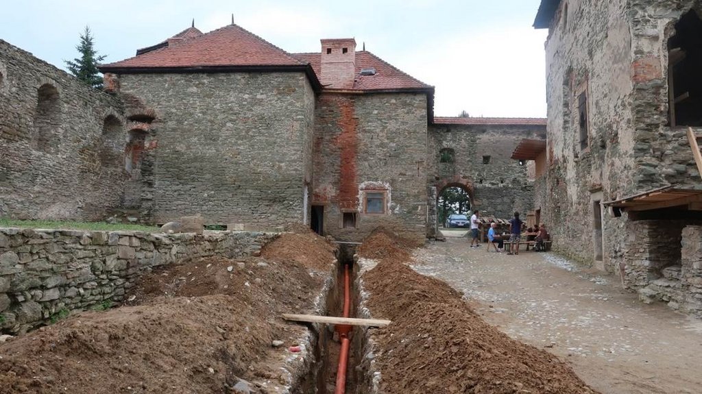 08 - Archeologický výskum v mieste výkopu pre kanalizáciu naprieč hradom v roku 2019, foto: Eva Šmelková, Edit Máriássy Boczeková