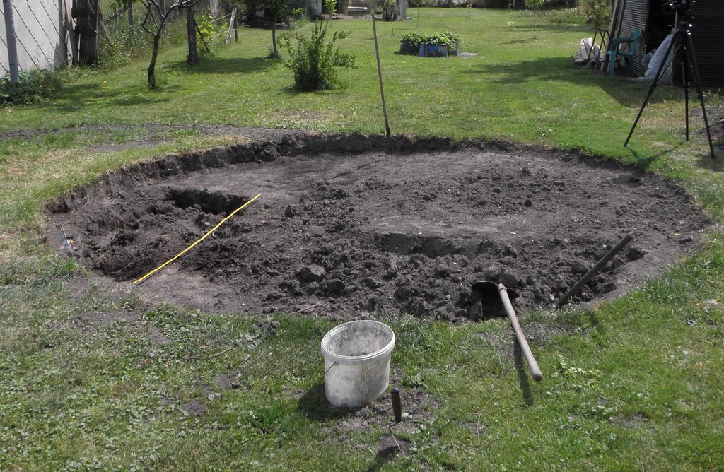Miesto nálezu na dvore rodinného domu, zdroj: KPÚ Trnava, foto: M. Sládok Miesto nálezu na dvore rodinného domu, zdroj: KPÚ Trnava, foto: M. Sládok