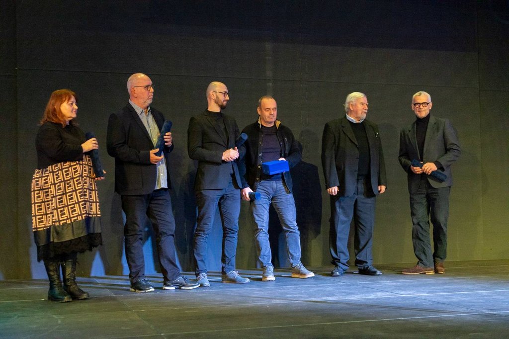 Súkromní vlastníci objektu a Norbert Šmondrk, Ondrej Strýček, ateliér KFA.art, Milan Klak, Tomáš Lupták v spolupráci s Andreou Gregovou, Lukášom Hudecom a Krajským pamiatkovým úradom Banská Bystrica bol ocenný za obnovu meštianskeho domu na ulici Dolná ružová 1 v Banskej Štiavnici. Cenu odovzdal emeritný šéfredaktor časopisu Peter Maráky, foto: J. Šipöcz (PÚSR)