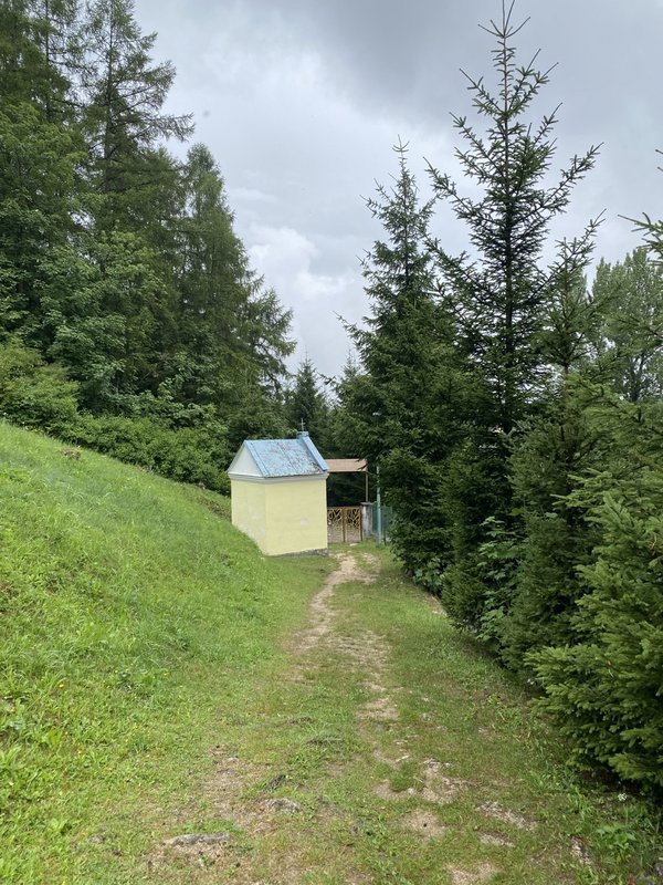 Pohľad na vstup do areálu kalvárie a kaplnku 1. zastavenia od východu Zdroj: KPÚ Žilina, júl 2025