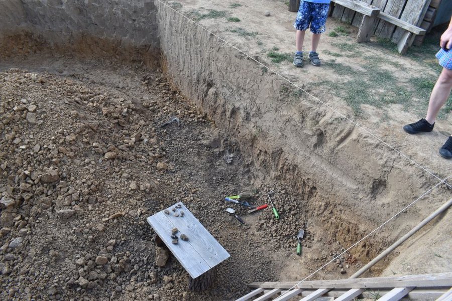 01 - Miesto nálezu po príchode archeológov KPÚ Trnava. Foto P. Grznár