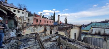 Dvorová časť ZUŠ, v pozadí zničený Korenekovský dom a kultúrne centrum Eleuzína, foto: KPÚ BB