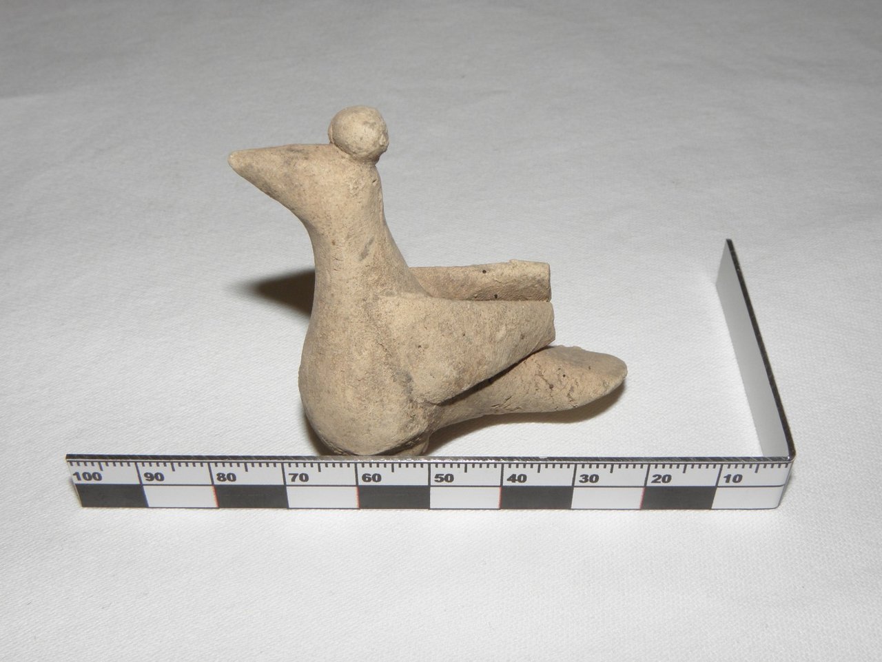 Keramická plastika vtáčika, zdroj: Západoslovenské múzeum v Trnave, nespracovaná časť nálezov H. Landsfelda, foto: M. Sládok Keramická plastika vtáčika, zdroj: Západoslovenské múzeum v Trnave, nespracovaná časť nálezov H. Landsfelda, foto: M. Sládok