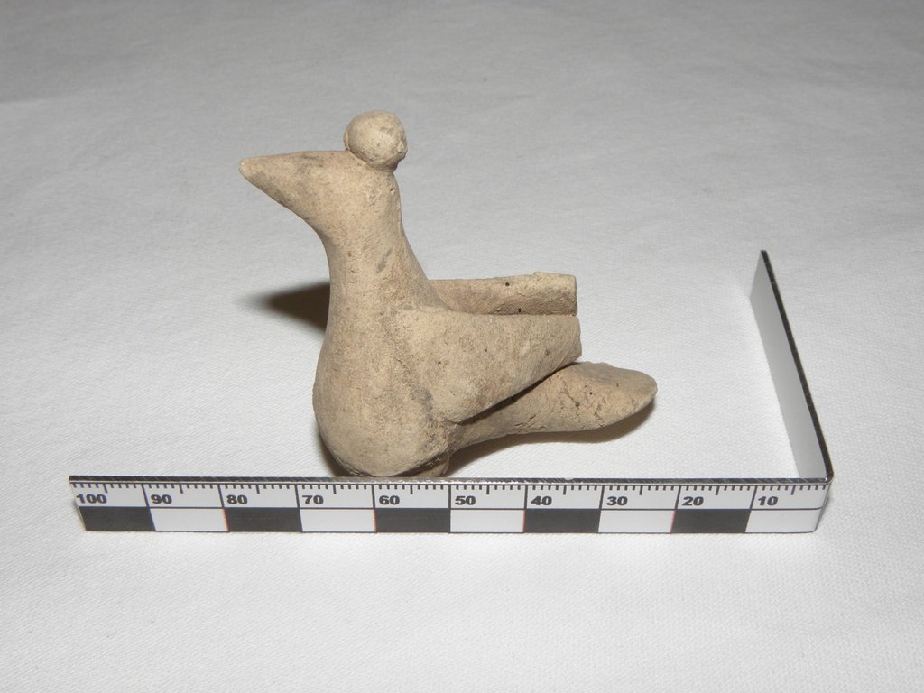 Keramická plastika vtáčika, zdroj: Západoslovenské múzeum v Trnave, nespracovaná časť nálezov H. Landsfelda, foto: M. Sládok Keramická plastika vtáčika, zdroj: Západoslovenské múzeum v Trnave, nespracovaná časť nálezov H. Landsfelda, foto: M. Sládok