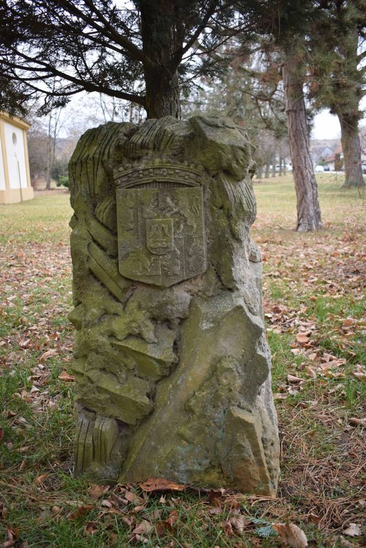 Náhrobník rodiny Vietorisovej na prikostolnom cintoríne v areáli Kostola nanebovzatia Panny Márie v Sobotišti  Zdroj: KPÚ Trnava, foto. I. Babiková