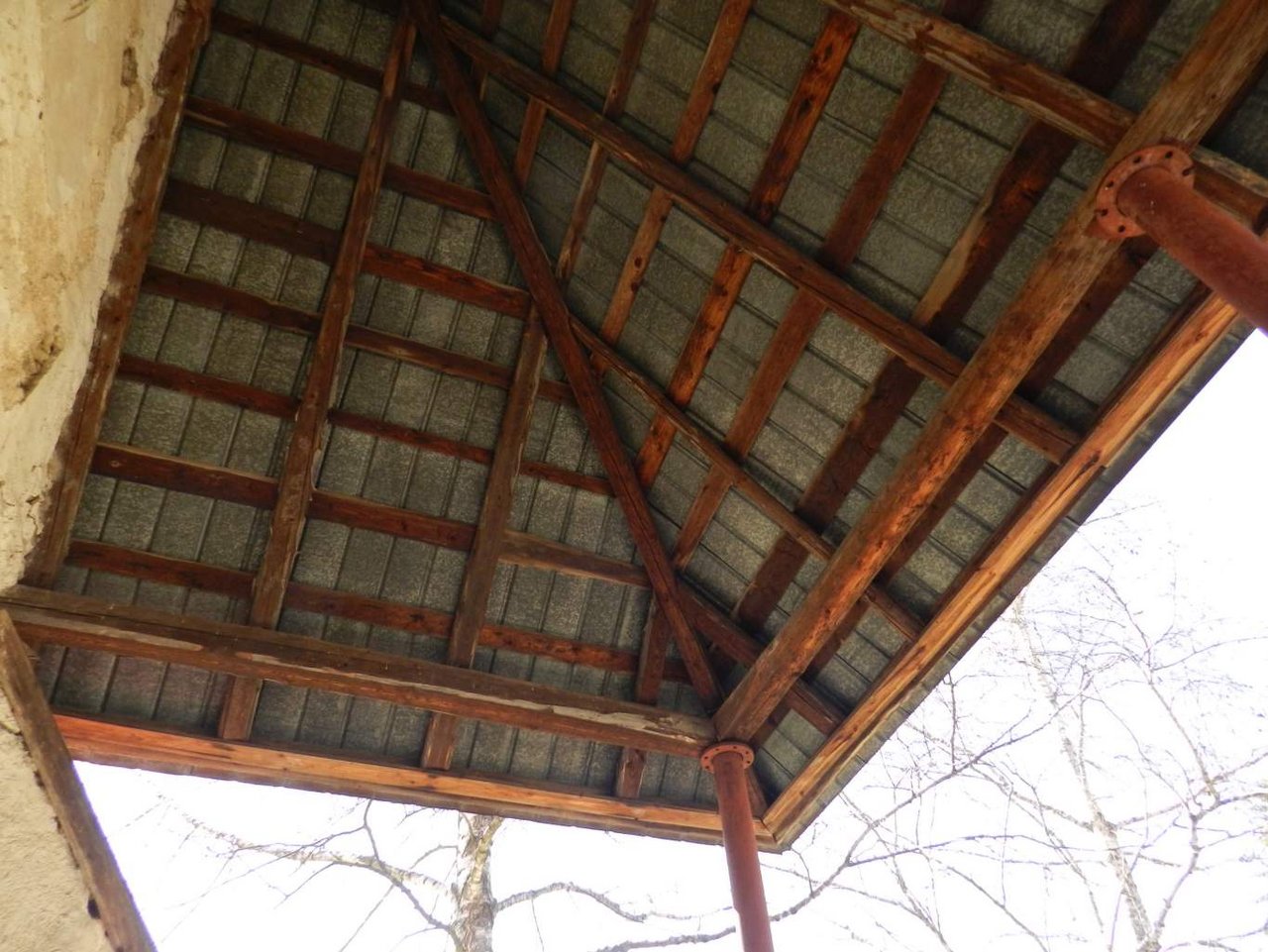 Rakovnica, Kostol sv. Márie Magdalény, pohľad na konštrukciu prestrešenia západnej predsiene v roku 2019 Foto: M. Kalinová Rakovnica, Kostol sv. Márie Magdalény, pohľad na konštrukciu prestrešenia západnej predsiene v roku 2019 Foto: M. Kalinová