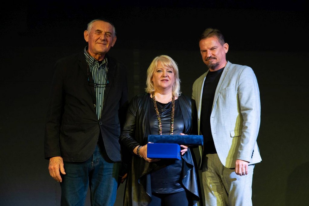 Výročnú cenu v kategórii Podujatie prevzala riaditeľka Tatranskej galérie v Poprade a odborný garant projektu Ľubomír Stacho, cenu odovzdal člen redakčnej rady Dalibor Mikulík, foto: J. Šipöcz (PÚSR)