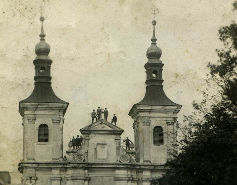 Oprava strechy kostola 30-roky 20. storočia, zdroj : Ilavské múzeum