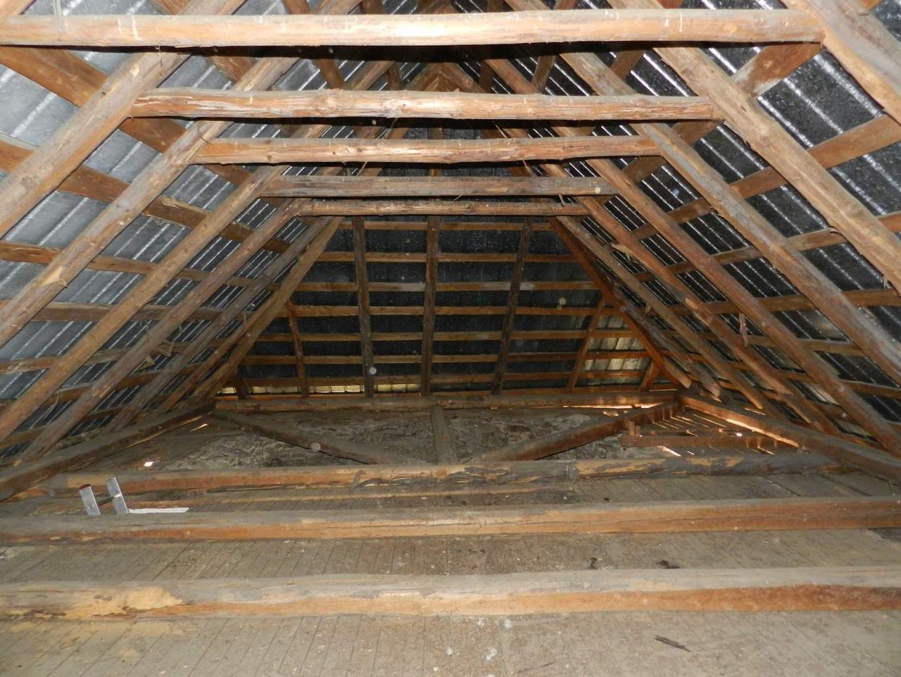 Rakovnica, Kostol sv. Márie Magdalény, pohľad na východnú stranu podkrovia nad svätyňou s konštrukciou krovu z roku 1970. Foto : M. Kalinová, 2019 Rakovnica, Kostol sv. Márie Magdalény, pohľad na východnú stranu podkrovia nad svätyňou s konštrukciou krovu z roku 1970. Foto : M. Kalinová, 2019