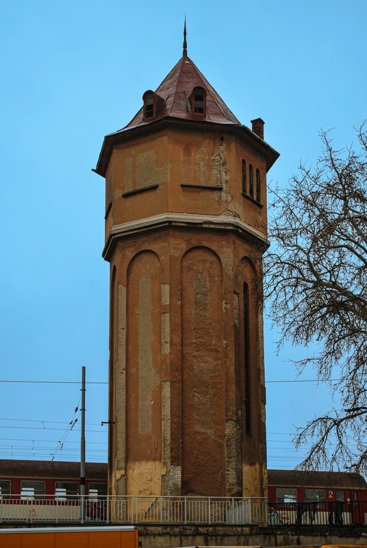 Starší vodojem z pôvodnej železničnej stanice Zdroj: KPÚ Nitra (Foto: R. E. Pročka) 