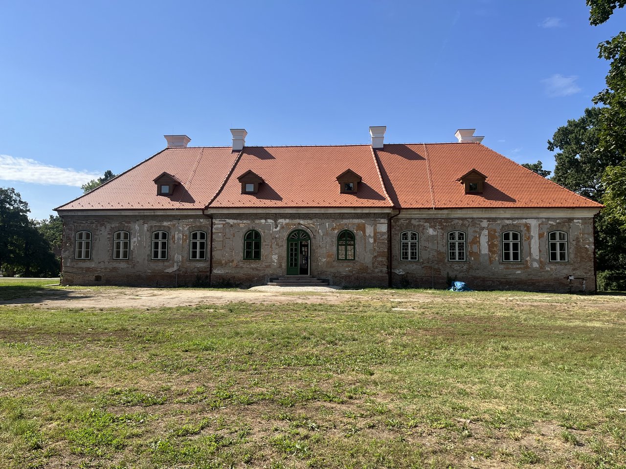 Kaštieľ v Želiezovciach, pohľad na fasádu SV krídla po obnove strechy, interiéru SV krídla a súvisiacich výplní otvorov, foto: Z. Holičková