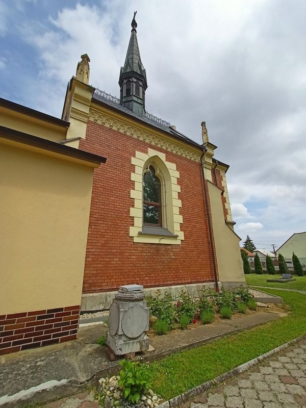 5.	Kamenná hranolová podnož ohňovej vázy za kaplnkou, foto: E. Gažiová 