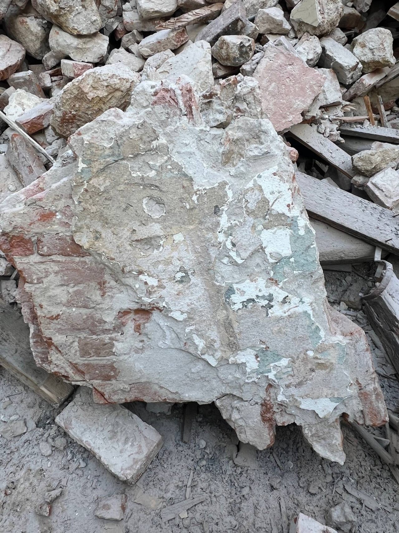 Situácia na mieste zbúranej pamiatky počas štátneho stavebného dohľadu realizovaného dňa 21.1.2026, zdroj: KPÚ Trenčín Situácia na mieste zbúranej pamiatky počas štátneho stavebného dohľadu realizovaného dňa 21.1.2026, zdroj: KPÚ Trenčín