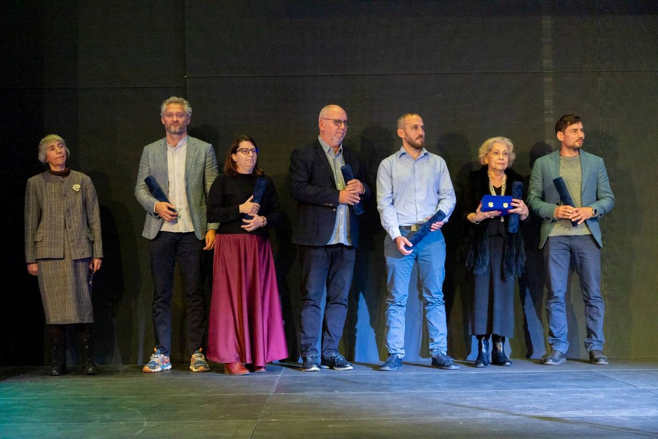 Výročnú cenu v kategórii Reštaurovanie udelila redakčná rada časopisu Pamiatky a múzeá za reštaurovanie maliarskej výzdoby neologickej synagógy v Trenčíne, ocenenie odovzdala členka redakčnej rady Zuzana Francová, foto: J. Šipöcz (PÚSR)