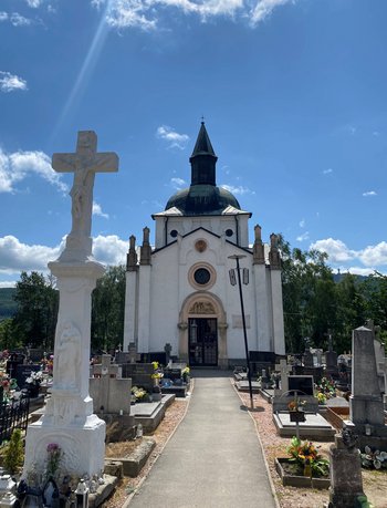 Pohľad na hlavnú severozápadnú fasádu mauzólea Zdroj: KPÚ Žilina (Foto: J. Piecková)