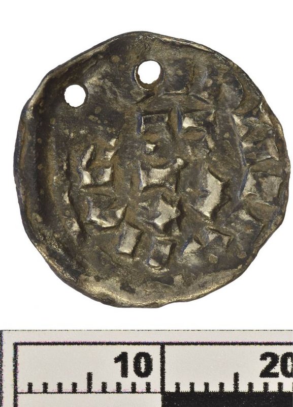 Reverz denára Huga z Arlesu (Provensálskeho) a Lothara II., zdroj: KPÚ Trnava (foto: P. Grznár, úprava: M. Sládok) 