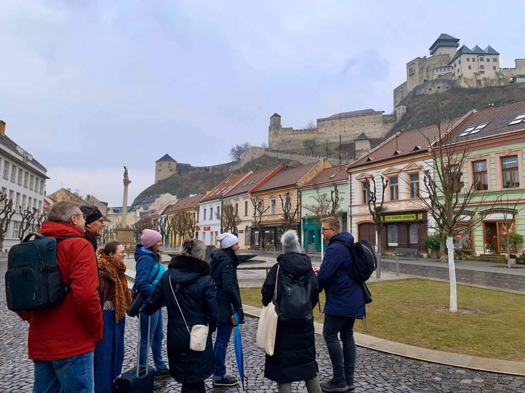 Návšteva Trenčína – európskeho hlavného mesta kultúry, kde nás Tomáš Michalík stručne oboznámil s históriou mesta, foto: E. Makarová
